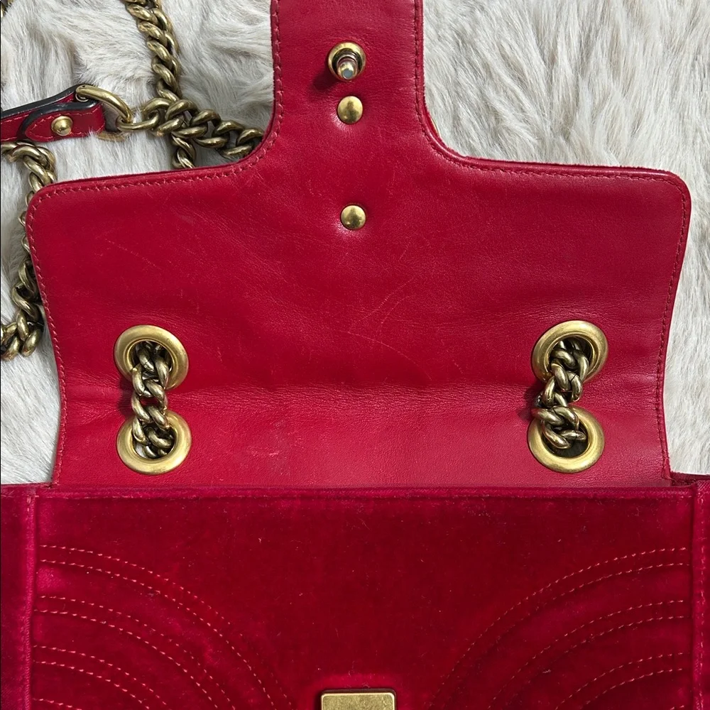 Gucci Red Velvet Shoulder Bag with Gold Chain - Picture 10 of 16